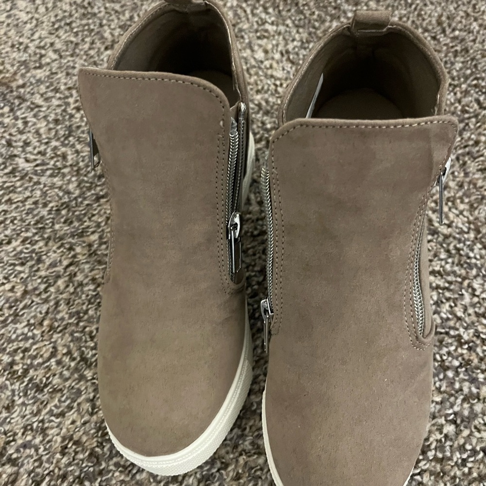 Stylish Tan Ankle Boots with Zipper